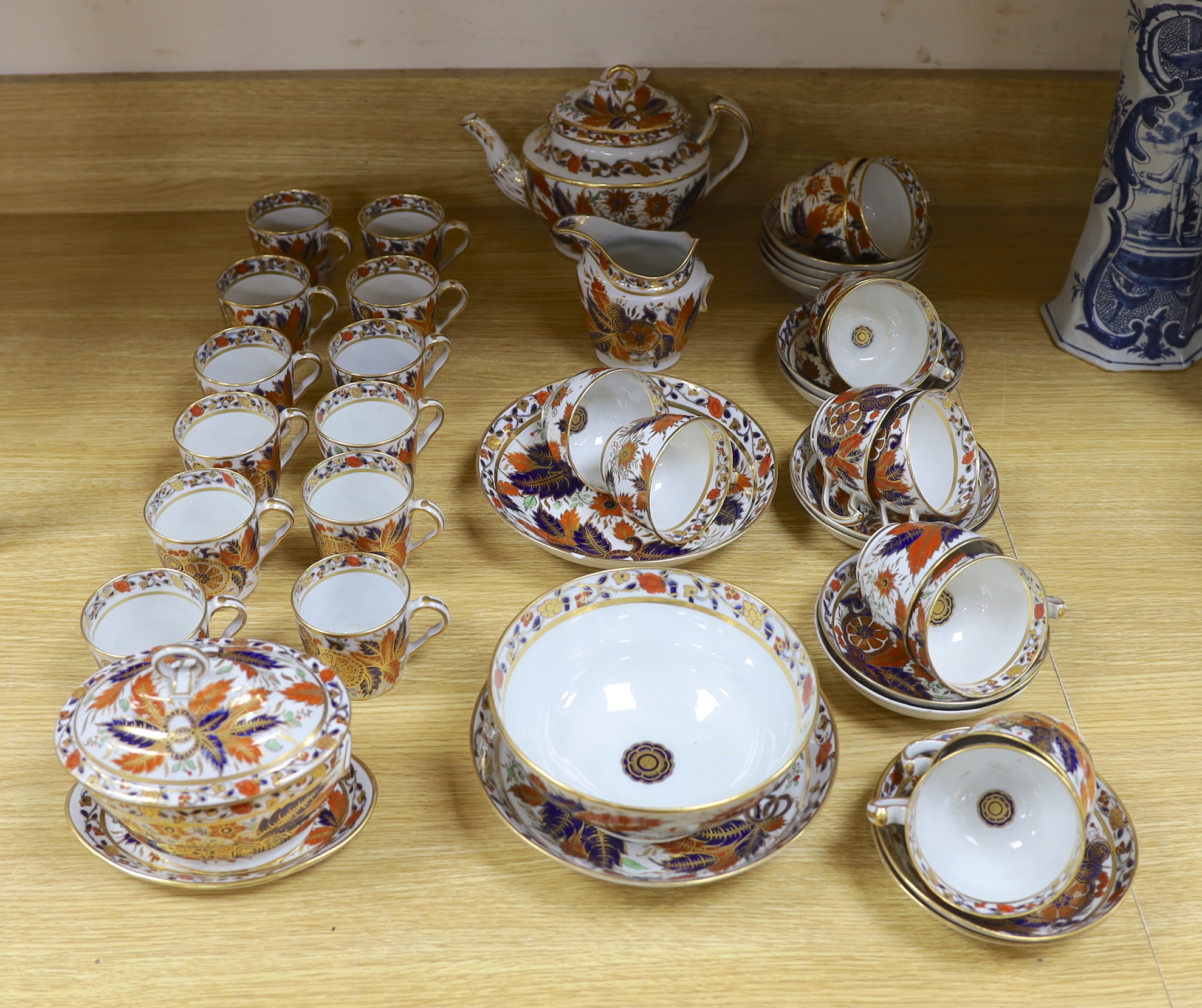 An early 19th century Chamberlain Worcester Japan pattern teaset, 43 pieces
